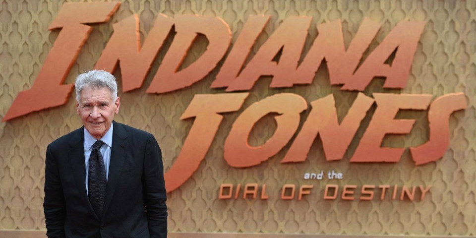 Legendarni glumac šetao ulicom, ljudi mu prilazili, njegov gest ih je šokirao (VIDEO)