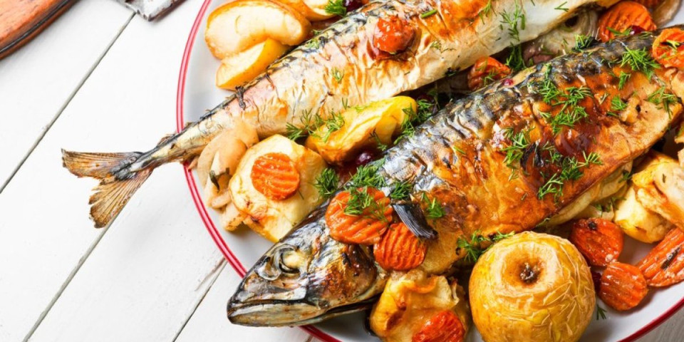 Dok pečete ribu dodajte jabuku u pleh: Šokiraćete se koji problem rešava trik iskusnih domaćica