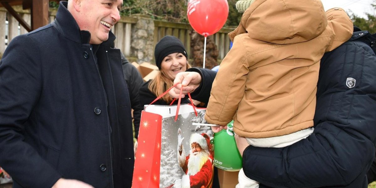 Darivanje novogodišnjih paketića mališanima
