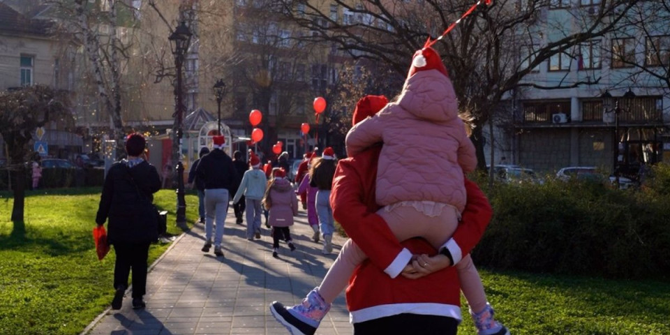 Loznica u crvenom! Više od 150 "Deda Mrazeva" potrčalo gradom!