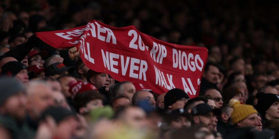 Potresna scena na "Enfildu": Na teren uoči meča izašla deca Dioga Žote