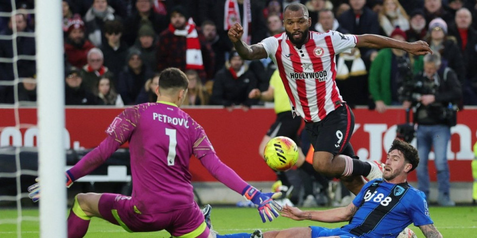 Brine forma Đorđa Petrovića: Novi veliki kiks srpskog golmana u Premijer ligi (VIDEO)