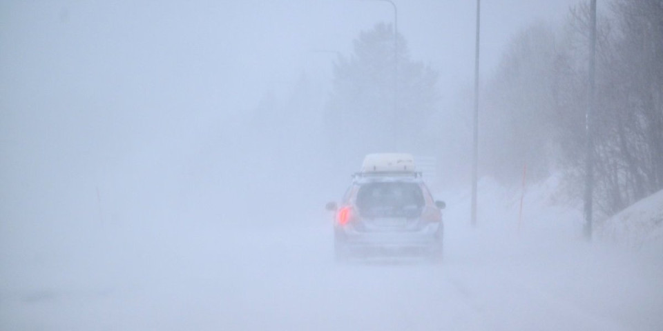 Drama kod Kladova: Porodica zavejana u snežnom nanosu, vatrogasci izvlačili nesrećne ljude (FOTO)