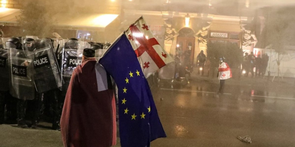 (FOTO/VIDEO) Opet?! Demonstranti ne daju mira ovoj zemlji: Okupila se šaka jada sa zastavama Evropske unije i Ukrajine - Iste platiše i ovaj put?