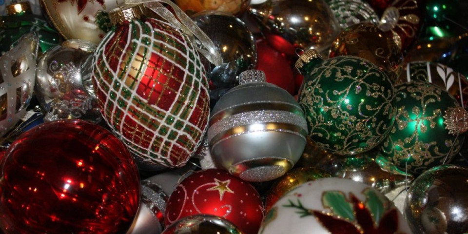 Zašto se staklene kugle stavljaju na jelku? Bezvremenski simbol praznika koji ima duboke korene