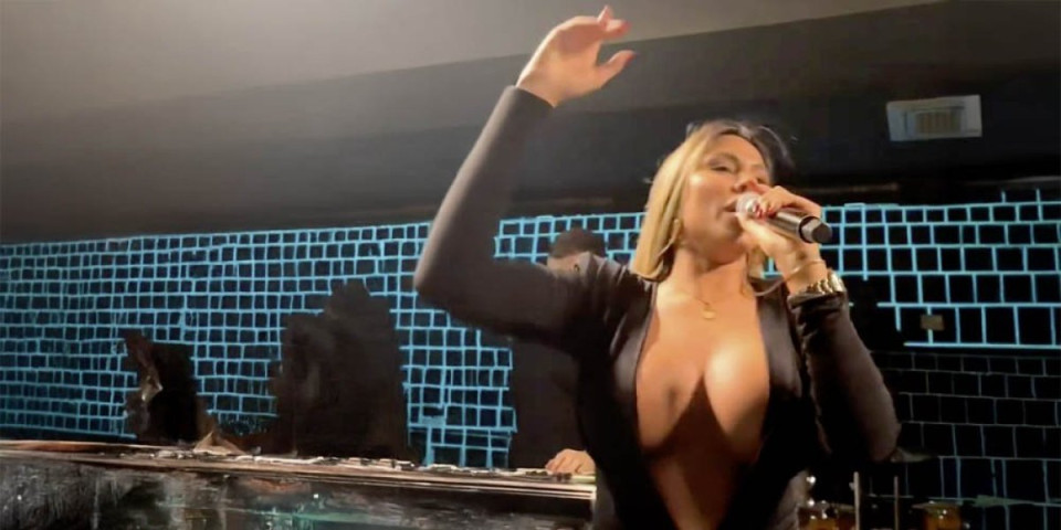 Iz ovog ugla je najvrelija: Sandra Afrika pokazala dekolte, grudi kao tempirane bombe