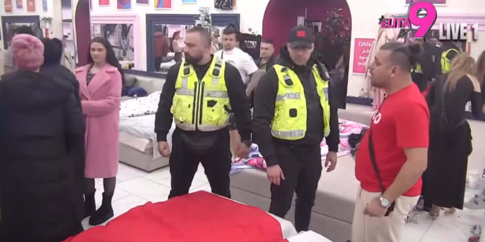 Vređanje na nacionalnoj osnovi, horda obezbeđenja ih razdvaja: Opšti haos u Eliti