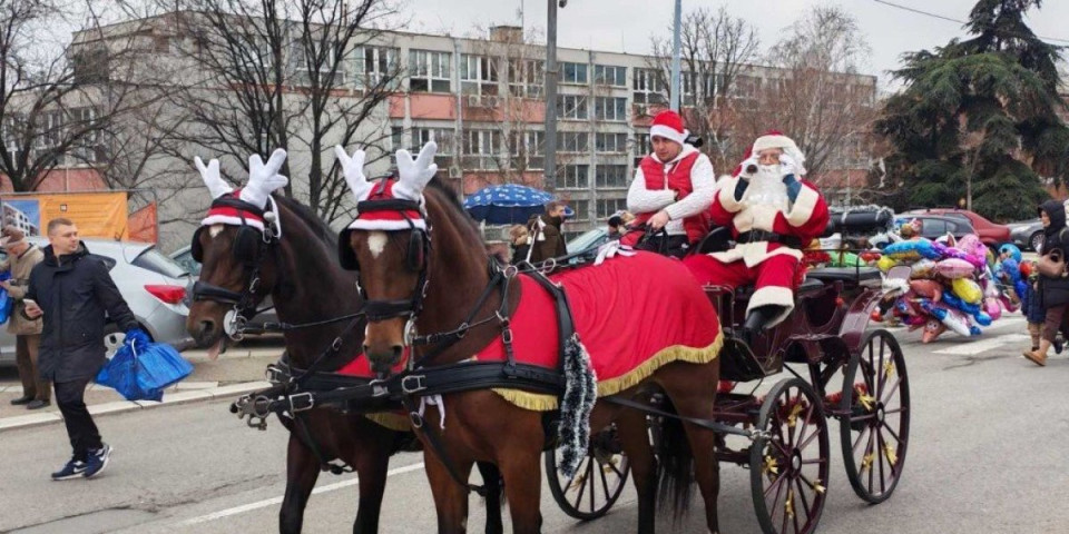 Opština Voždovac dodelila novogodišnje paketiće za decu - Sutra podela i u Belom Potoku, a evo u čemu će najmlađi Voždovčani uživati 1. januara