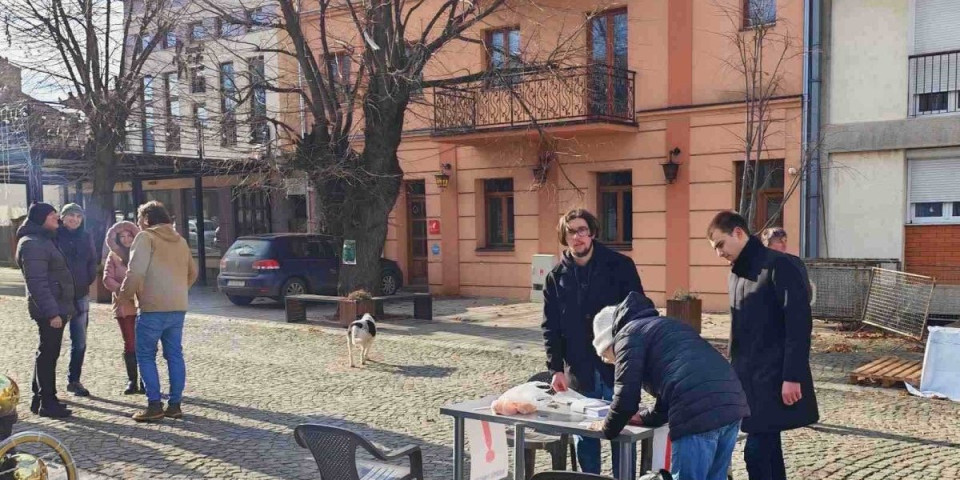 Ni plajvaz nemaju, a hoće da vode državu: Blokaderi organizovali potpisivanje bez hemijski (VIDEO)