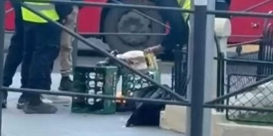 Bizaran performans blokadera u centru Beograda: Crveni fesovi i prasence (VIDEO)