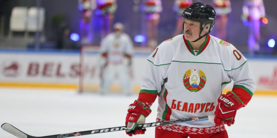 (VIDEO) Auu.. Lukašenko se prosuo kao sveća! Tresnuo na led iz sve snage, ovo mora da je bolelo... Kamere snimile jeziv incident