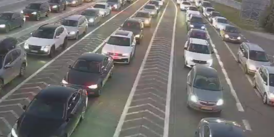 Praznici blokirali granice: Putnici satima u koloni - Haos traje danima (FOTO)