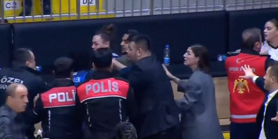 Makljaža košarkašica - Policija uletela na teren, jedna igračica završila u bolnici (VIDEO)