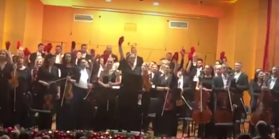 (VIDEO) Težak skandal: Filharmonija postala blokadersko gelgo!
