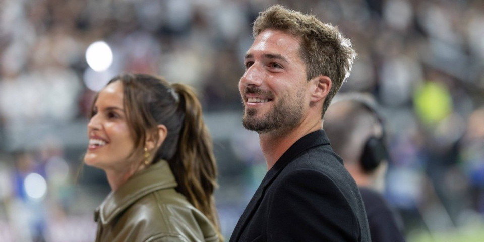 Akrobacija na plaži - Golman i manekenka ispoštovali "golišavu" Božićnu tradiciju (VIDEO)