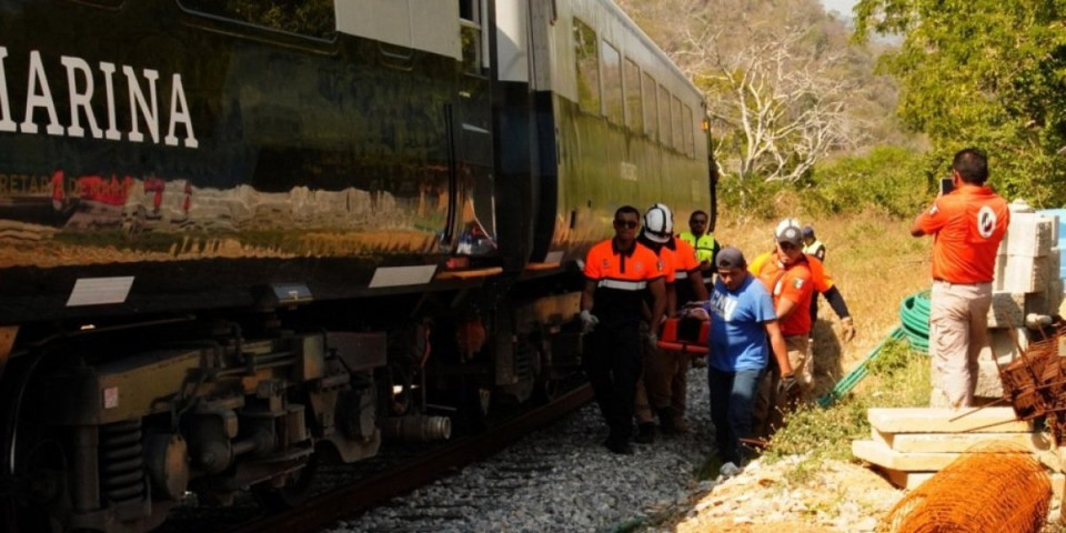 Voz iskliznuo iz šina, veliki broj mrtvih! (FOTO/VIDEO)