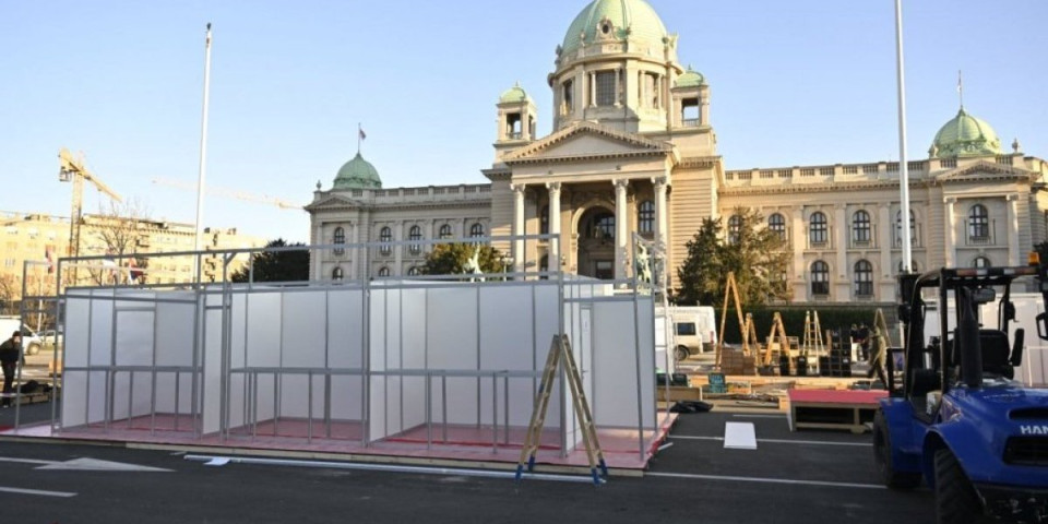 Obećano - ispunjeno: Evo kako teku pripreme za Božićno selo ispred Skupštine Srbije (FOTO)