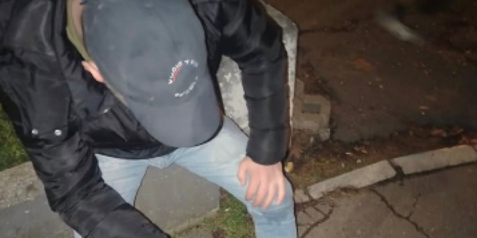 Strava i užas na Lionu: Blokaderi isprskali čoveka suzavcem jer je nosio kačket "Vučić tim" (FOTO/VIDEO)