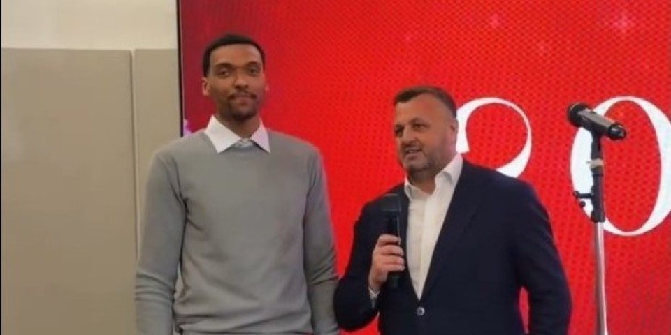 Novogodišnje iznenađenje Zvezde - Bolomboj već stigao u Beograd, pojavio se na koktelu (VIDEO)