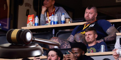 (VIDEO) Ljudi, ovo morate da vidite: Kamera uhvatila Jokićevog brata, svi pričaju o onome što je držao u ruci