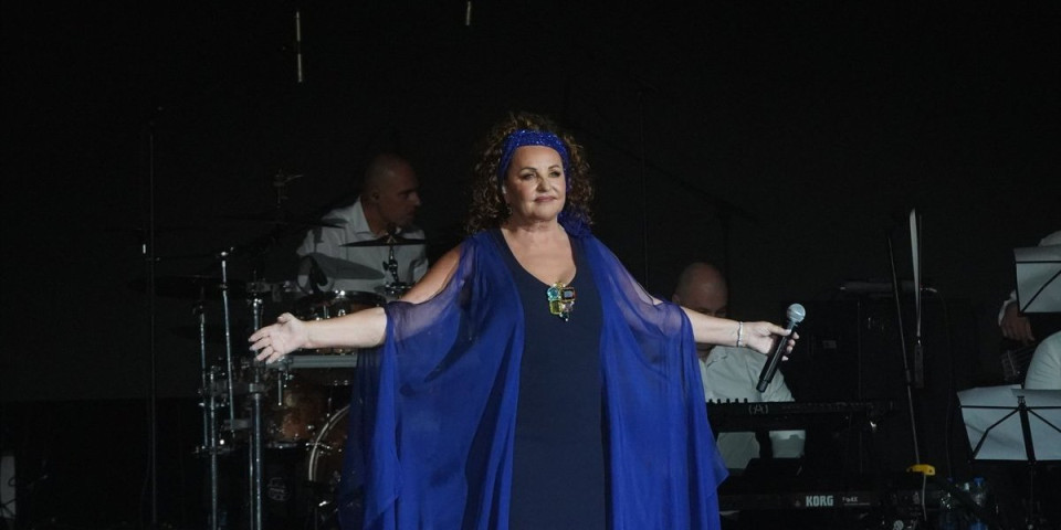 "Sram vas bilo, imate li vi majku": Anu Bekutu blokaderi gađali grudvama na koncertu u Čačku