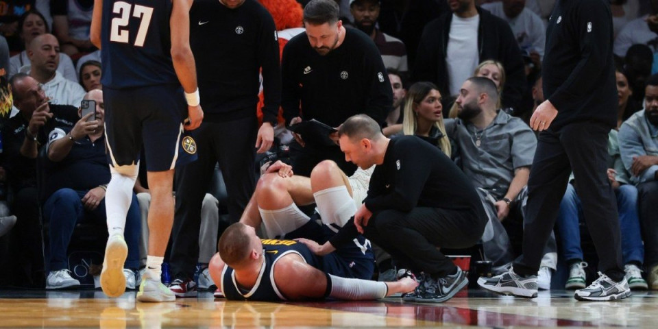 Šokantna scena - Pogledajte kako je saigrač povredio Nikolu Jokića (VIDEO)
