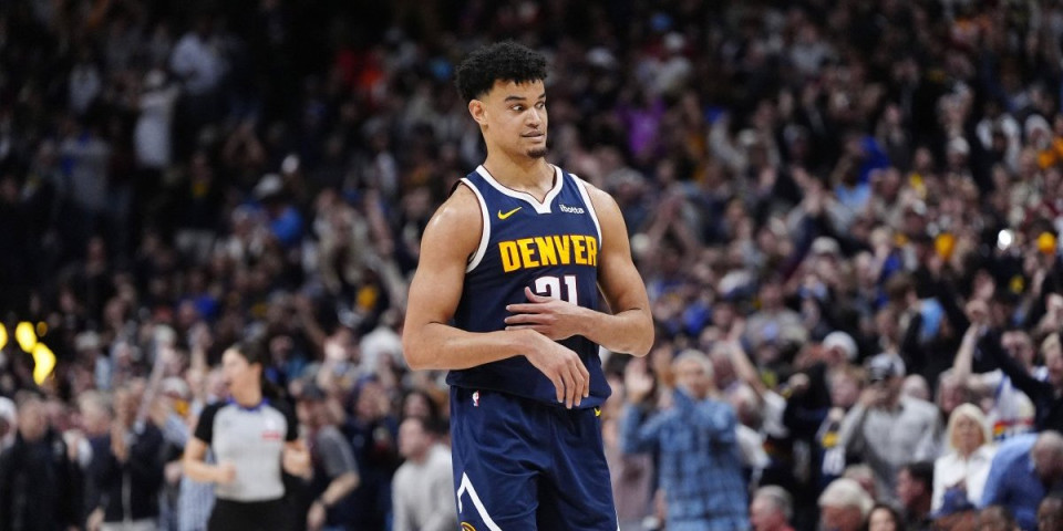 Šta je s ovim čovekom? Smeje se, a povredio Nikolu (VIDEO)