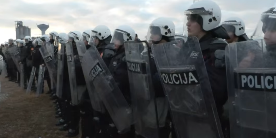 Drama u Crnoj Gori: Policija upotrebila silu u Botunu - napadnut Milan Knežević (FOTO)