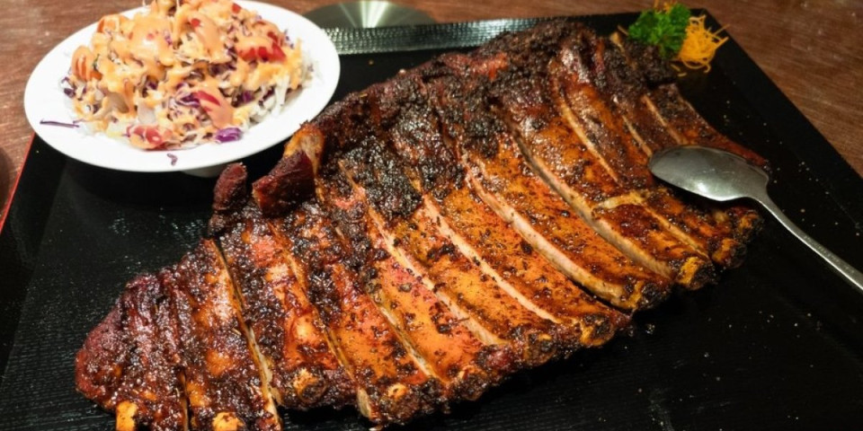 Drpana prasetina po receptu Džejmija Olivera: Zvezda praznične trpeze, a topi se u ustima