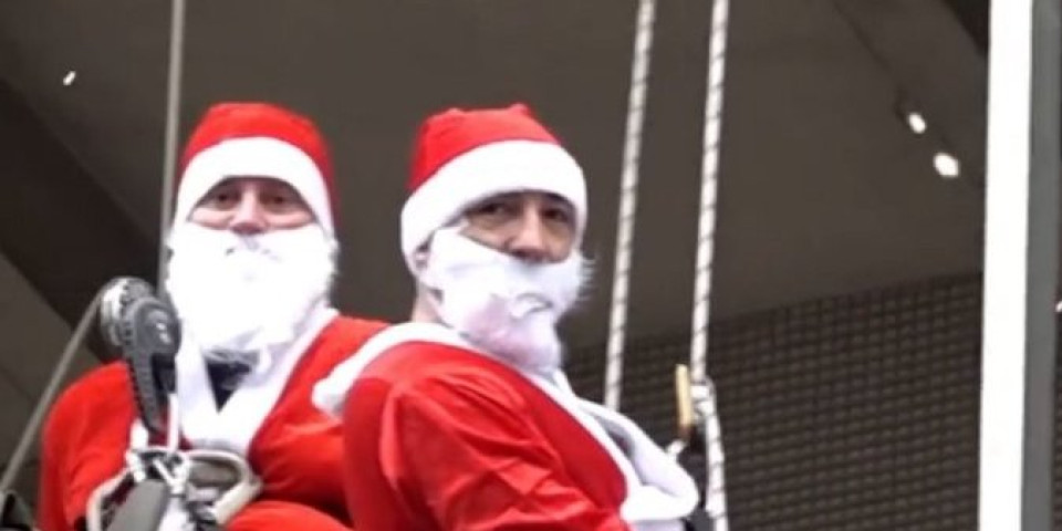 Zaštitnu opremu zamenili kositimima Deda Mraza: SAJ obradovao mališane na lečenju (VIDEO)