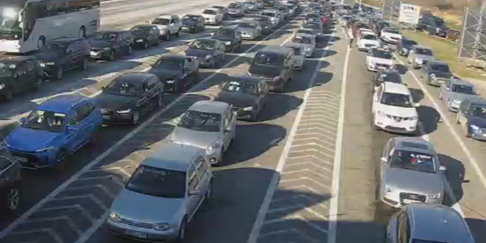 Haos na granicama: Srbija se sjatila ovde - Automobili stoje u mestu (FOTO)