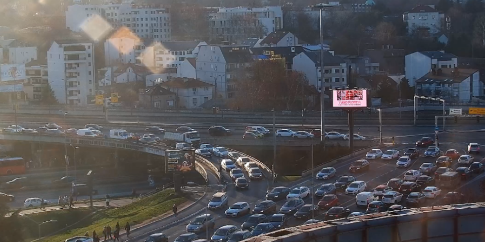 Kolaps u Beogradu: Svi se sjatili na ulice, automobili ni da mrdnu (FOTO)