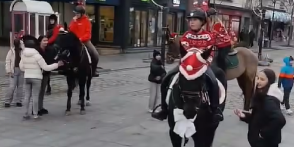 Predivan prizor u Kragujevcu: Zvone zvončići, parada u centru grada (VIDEO)