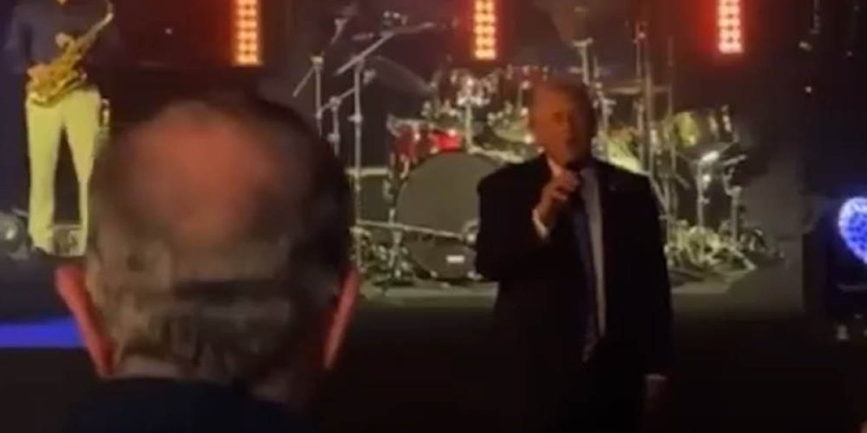 Gore društvene mreže: Tramp na žurku doveo papinog brata! Pogledajte snimak iz Mar-a-Laga koji obilazi svet! (VIDEO)