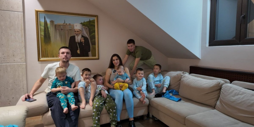 Usisavam nekoliko puta dnevno, a mašina za veš radi non stop: Ovo je porodica Ivanišević sa 7 sinova