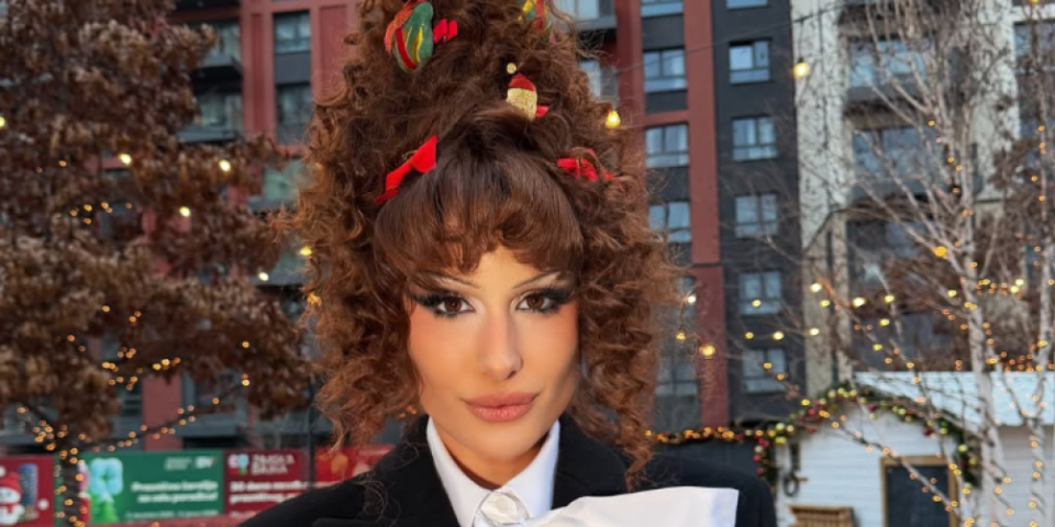 Pevačica gola pozirala pored ćerke: Crveni halteri i veš koji se providi (FOTO)