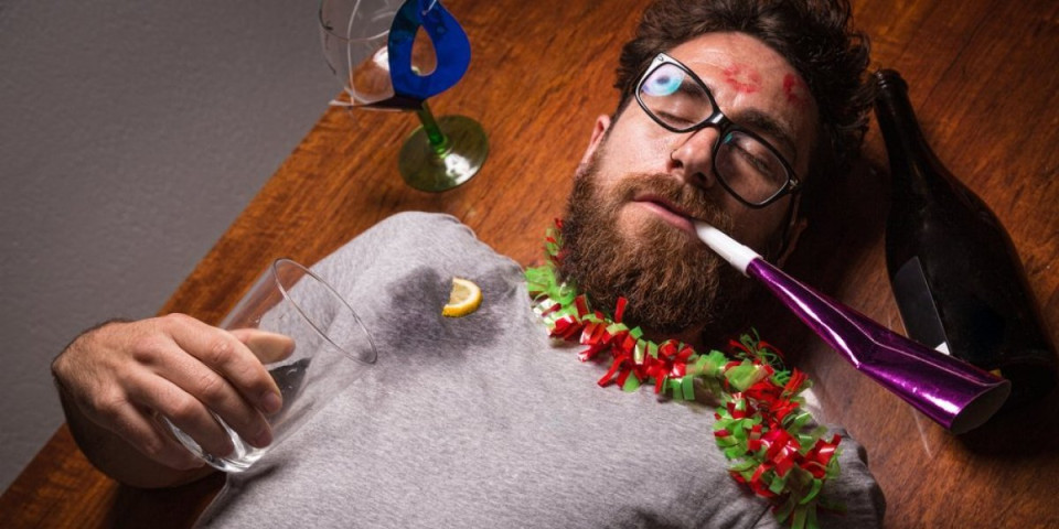 Puno ste popili za doček Nove godine? Rešite mamurluka za tren - jedna stvar je ključna