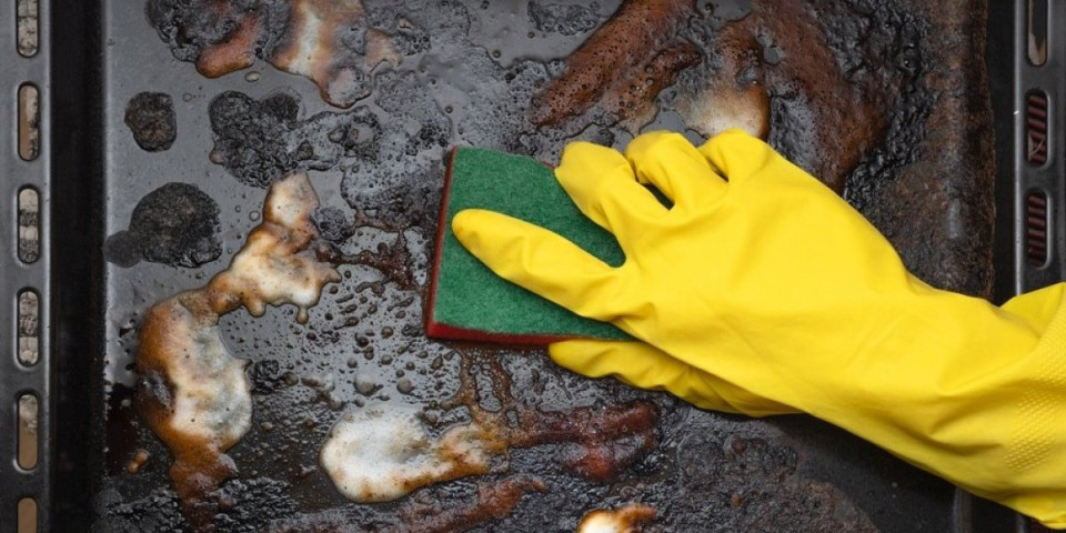 Ostali su vam masni sudovi posle dočeka? 1 sastojak iz kuhinje rešava problem za minut