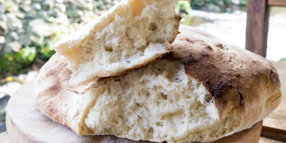 Brza domaća pogača: Bez mesenja, kvasca i čekanja – gotova za tren, a miriše cela kuća (VIDEO)