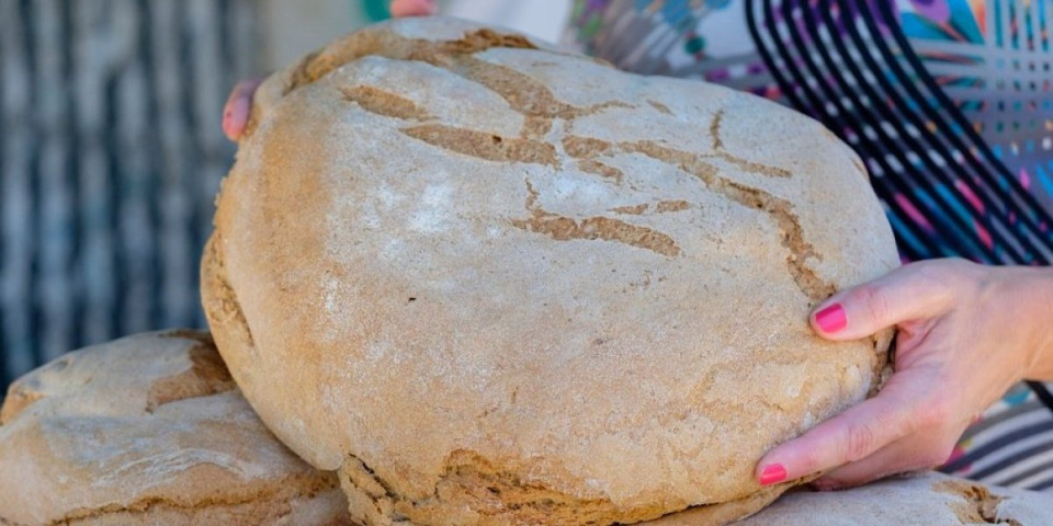 Kafanska pogača iz bivše Jugoslavije: Pravi se od svega par sastojaka, a meka kao duša