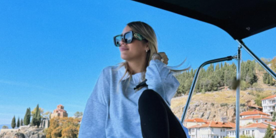 "Evo svi me gledaju": Pevačica preterala - U ovakvom izdanju izašla na ulicu (FOTO)