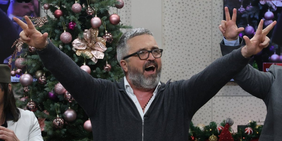 Vučko pokazao kako se slavi: Ispratite Novu godinu uz ludu žurku na Informeru (VIDEO)