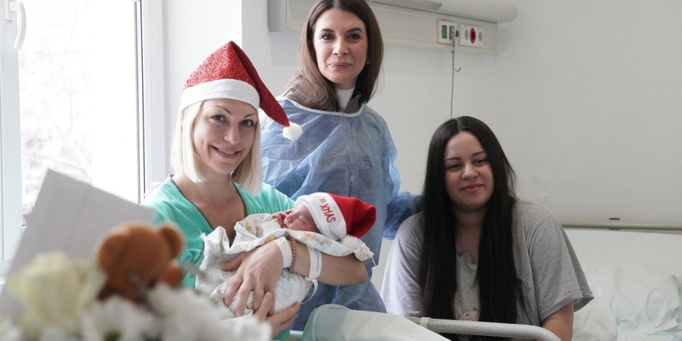 David je prva beba rođena u KBC "Dr Dragiša Mišović - Dedinje" u 2026. godini: Vidović dodelila vaučer od 300.000 dinara (FOTO/VIDEO)