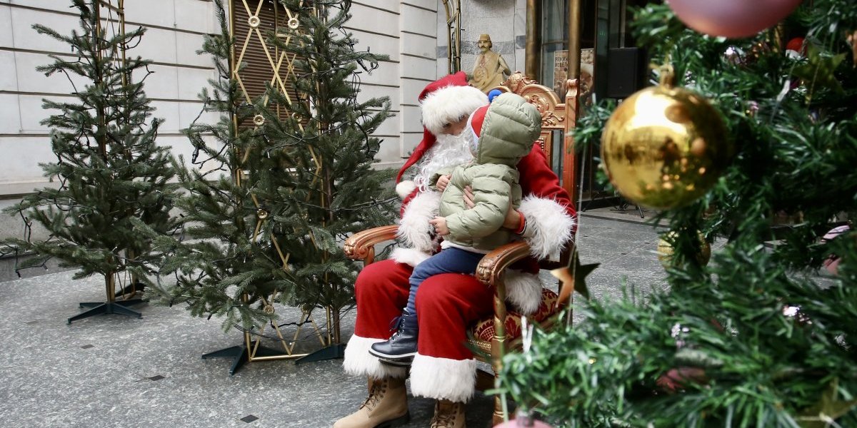 Deda Mraz sa mališanima 