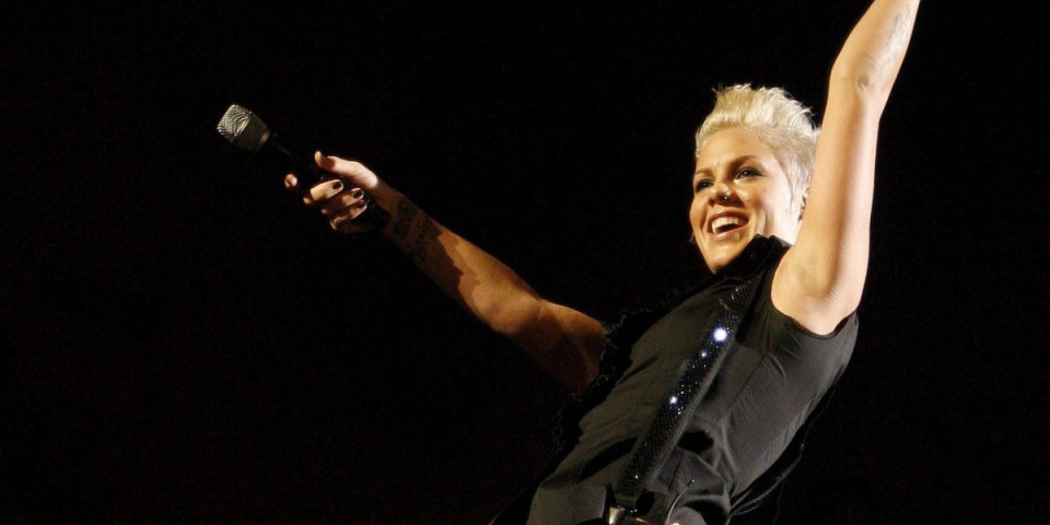 Pevačica Novu godinu dočekala u bolnici: Oglasila se posle operacije (FOTO)