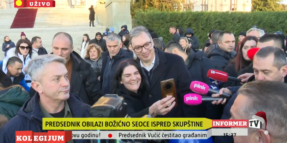 Vučić ispred Skupštine: Predsednik obilazi Božićno seoce