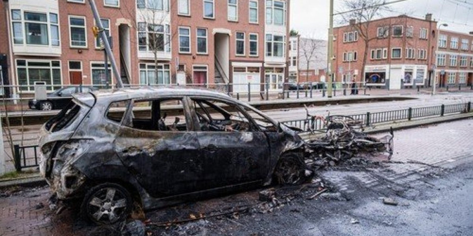Nasilje kakvo se ne pamti: Napadi na policiju, požari i smrtni slučajevi tokom lude noći