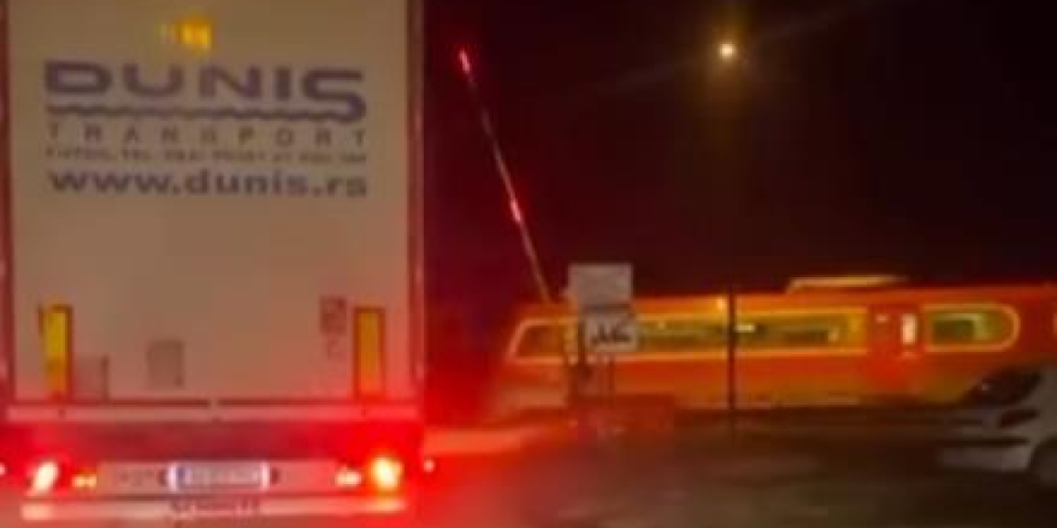 Za dlaku izbegnuta tragedija! Voz prolazi, a rampa podignuta vozači rizikovali živote