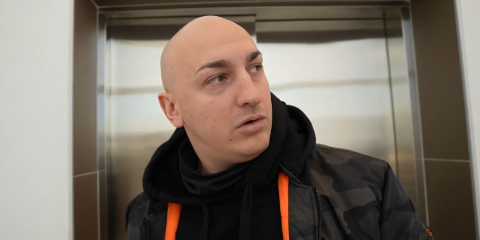 Desingerica testerom nasrnuo na jutjubera: Upao mu u stan i napravio haos (VIDEO)