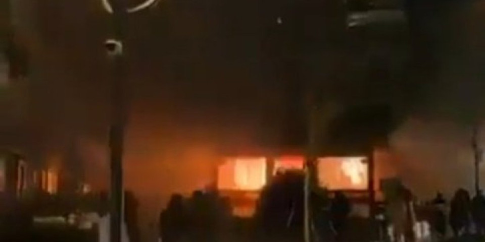 (UZNEMIRUJUĆE) Krici koji lede krv u žilama: Objavljen video bekstva iz zapaljenog kluba, lokal nije imao izlaz za evakuaciju! (VIDEO)